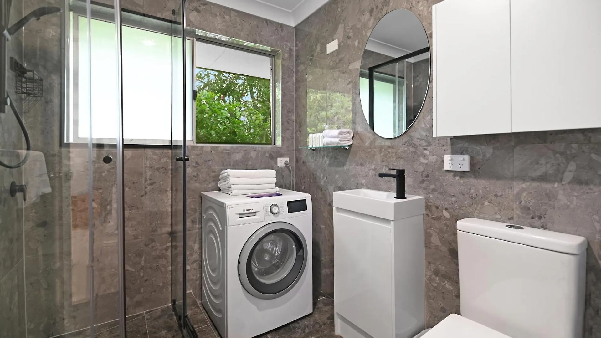 Lägenhet Central Located 3 Bedroom Unit In Southport Guldkusten Australien